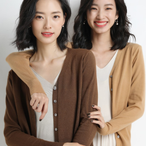 เสื้อคาร์ดิแกนถักคอวีผ้าขนสัตว์ฤดูใบไม้ร่วง/ฤดูหนาวสำหรับผู้หญิง เสื้อคลุมกันหนาวแบบหลวมๆ สไตล์เกาหลี แขนยาว ปกติ