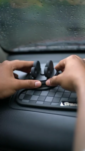 DRACCO tatakan dashboard anti slip holder HP mobil hitam putih premium aksesoris mobil