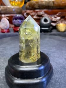 clear citrine point stand 净体黄水晶六角柱💯 顶部金字塔+彩光🌈 🆓附送特制底座  黄水晶高raw height: 8cm  宽raw width: 3.5x3cm  重raw weight: 120g 含底座高total height: 9.5cm  底座宽total width : 8x7cm  总重total weight: 200g