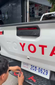 Chữ Nổi Toyota Dán Sau Xe Toyota Hilux 2026 2-27 - Tem Chữ Toyota Dán Bửng Xe Toyota Hilux