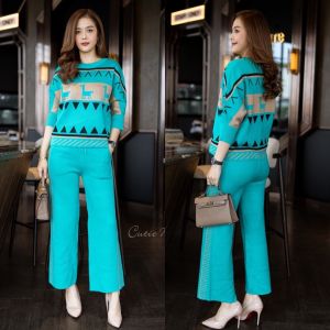 (Premium Knitwear set)ชุดเซ็ทไหมพรมเนื้อหนาเกรดพรีเมี่ยม ผ้ายืดได้ทั้งตัว เนื้อผ้านุ่มผ้าดีมากค่ะ มาพร้อมงานทอทั้งตัวลายสวย เสื้อทรงคางคาว กางเกงมีเชือกรูปปรับขนาดได้ค่ะ ทรงเป๊ะมากค่ะ งานสวยเกรดระดับขึ้นห้างใส่แล้วสวยเก๋ ไม่ซ้ำใครนะคะ มี​ 3 สี นต.เข้ม เขี
