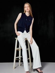 เสื้อคาร์ดิแกนถักแขนกุดทรงสลิมฟิตสำหรับผู้หญิง HUAAPPUW ฤดูใบไม้ร่วง 2025 แฟชั่นใหม่ กระดุม โพลีเอสเตอร์ สวมใส่สบาย