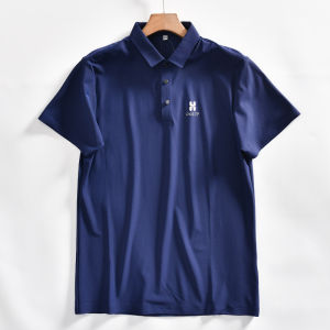 เสื้อโปโลคอตั้งแขนสั้นผ้าเย็นสำหรับผู้ชายในช่วงฤดูร้อน ผ้าไนลอนผสมโพลีเอสเตอร์และยางยืด แฟชั่นลำลอง เสื้อผ้าผู้ชาย