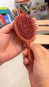 Berus Rambut Comel Bayi Mini Mudah Alih Anti Statik Urutan Kepala Pelajar Rumah Perempuan Stylish Kids Cute Air Cushion Massage Comb Mini Portable Home Student Girl 宝宝可爱简约气囊梳子迷你便携家用学生宿舍防静电少女心气垫梳按摩梳 H165