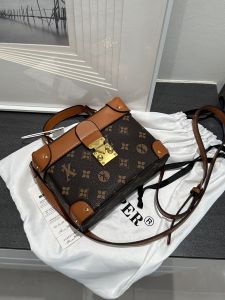 Fashionable Bucket Bag Womens Crossbody Handbag Soft PU Leather Lock Buckle Closure Medium Size Pure Color Trendy Bag