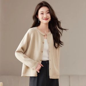 เสื้อคาร์ดิแกนถักขนแกะสีแดงสำหรับผู้หญิงในช่วงฤดูหนาวปี 2025 เสื้อคลุมคาร์ดิแกนแบบสวมหัวสำหรับผู้หญิง สไตล์เกาหลี ปกโปโล ทรงหลวม ปกขนสัตว์ ปกปิดไหล่ ปกปิดไหล่