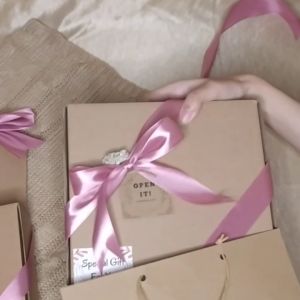 [HAMPERS HIJAB POLOS SQUARE ] GIFTBOX GRADUATION/ BIRTHDAY /KADO ULANG TAHUN WISUDA JILBAB/ KERUDUNG