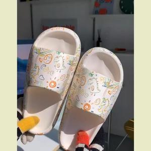 QXshop มาใหม่ล่าสุด - รองเท้าลำลอง รองเท้าแฟชั่นพื้นนิ่ม🦄3 สไตล์ ลายการ์ตูนสีสันสดใส🌲 แบบไปเลยดูเลย