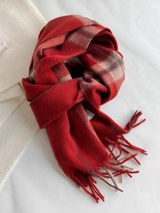 ผ้าพันคอสีแดงลายสก็อตสไตล์ย้อนยุคสำหรับฤดูใบไม้ร่วงและฤดูหนาวสำหรับทั้งชายและหญิง ผ้าคลุมไหล่แบบมีจี้สำหรับคู่รัก ผ้าขนสัตว์อบอุ่น