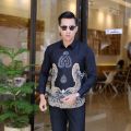 pakaian pria lengan panjang batik solo Jokowi hitam. 