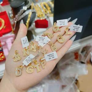 Mặt dây chuyền chữ cái lớn chạm máy mạ vàng Kami trang sức sỉ MCL39
