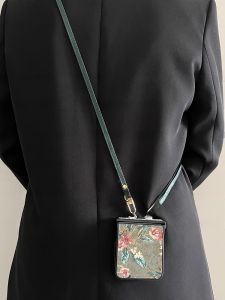 เคสโทรศัพท์แบบพับได้สไตล์จีนใหม่พร้อมสายสะพายแบบหนึ่งชิ้นสำหรับ Xiaomi MixFlip2 Huawei Purax Honor MagicVFlip2 Samsung ZFlip7 Moto Razr50