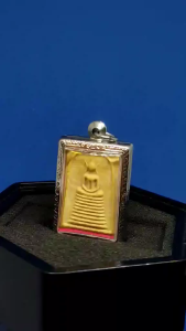 专制崇迪佛牌百年大庙之一Wat Ketchaiyo非常精美经粉9層步步高昇五世皇圣相崇迪佛牌(崇迪佛为五大古佛之一)已包好精美刻花边不锈钢佛牌壳Very Beautiful Nua Phong(Holy Powder) 9 Tier Phra Somdej Lang RAMA V Famous Temple Wat Ketchaiyo