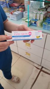 Kem bôi da FUSI SKIN Baby. Dùng cho trường hợp hăm da mẩn ngứa khô rát muỗi đốt côn trùng cắn. Típ 20g.
