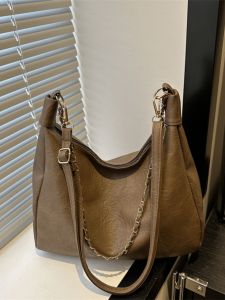 Retro Soft Surface Large Capacity Womens Bag 2024 New Fashion Single Shoulder Armpit Bag Stylish Commuting Diagonal Bag