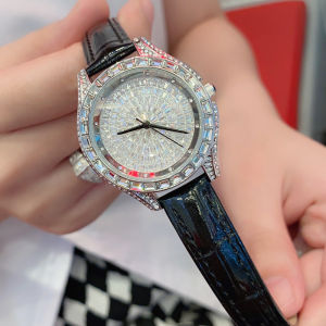 นาฬิกาผู้หญิงประดับเพชรเต็มรูปแบบลายดอกยิปโซนาฬิกาผู้หญิงหนังแท้แบบใหม่2024สำหรับผู้กลุ่มน้อยหรูหราเบาพิเศษประดับพลอยเทียมระยิบระยับสุดๆสำหรับผู้หญิง