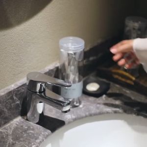 Hộp 8 bàn chải lông mềm kèm rơ lưỡi cao cấp / Hộp 8 chiếc bàn chải đánh răng 2 in 1 có đầu rơ lưỡi tiện dụng vệ sinh răng miệng nhanh chóng