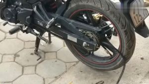 Tay bơm lốp có đồng hồ điện tử