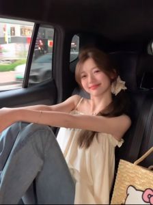 เสื้อสายเดี่ยว เปิดไหล่ สีครีม ผ้าเปลือกไม้ รอบอกสม็อคยางยืด เย็บระบายด้านบน สายเสื้อสปาเก็ตตี้ ทรงปล่อย พรางหุ่น เสื้อครอป #1102