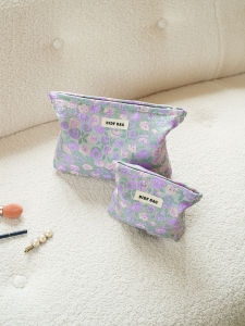 กระเป๋าใส่เครื่องสำอางขนาดใหญ่แบบพกพา กระเป๋าเก็บของสำหรับการเดินทาง ลายดอกไม้สีม่วงเล็ก ความรู้สึกระดับไฮเอนด์ ผลิตจากผ้า