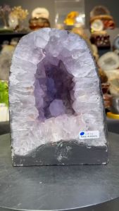 M51Clear Stock Crystal cave stone ,100%natural amethyst 全马最低晶洞 柔佛可面交无需增收任何费用 尺寸价钱请查看图内 请放心跟双喜SS Live购买 功效:招财/积福/强化人际关系 只需将紫晶镇摆放在财位,可以延续赚钱的時間,深化赚取的財富,更能長期保存所積累的财富,特別適合已经在赚钱,还想继续赚钱的情況 如何找出你家的财位 要想旺财你首先要做到的就是找到家中的财富方位,对于家中财运方位最好辨别的就是明财位。它是每个家庭都会有的,明财位就是