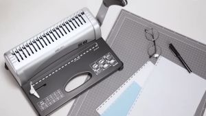 Deli เครื่องเข้าเล่ม กระดูกงู เข้าเล่มกระดูกงู เครื่องเข้าสัน กระดูกงู เข้าเล่มเอกสาร สีดำ/สีขาว Binding Machine