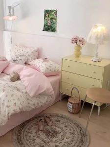 ชุดเครื่องนอนสี่ชิ้น สไตล์ชนบท ใหม่ ชุดเครื่องนอนหอพัก ผ้าปูที่นอน ลายดอกไม้เล็ก ชุดผ้านวมหอพักนักเรียน ชุดสามชิ้น ปกผ้านวม