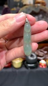 💯 Natural Jadeite Pendant - Icy Jade Four-Season Bean Jade Dimensions: Height: 4.2 cm Width: 1 cm Thickness: 0.6 cm Weight: 5 g 💯天然翡翠吊坠 - 冰种玉四季豆 玉牌高: 4.2cm 宽: 1cm 厚度: 0.6cm 重: 5g