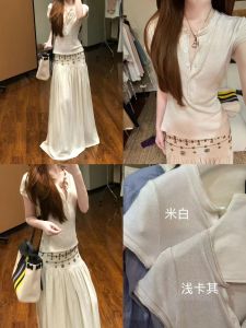 ชุดเสื้อยืดแขนยาวทรงหลวมสไตล์วันหยุด กระโปรงทรงเอเอวต่ำประดับเพชร ชุดสองชิ้น ชุดทำงานลำลองสำหรับผู้หญิง