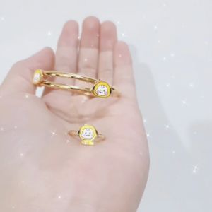 COD SET GELANG ANAK DAPAT CINCIN CANTIK\\n\\n Apa Itu Set Gelang Anak Xuping Gold?\\n\\nSet gelang anak Xuping Gold adalah aksesori yang dirancang secara unik dan cantik untuk anak-anak. Terbuat dari material tembaga dengan lapisan Rhodium dan Zircon, set ini memiliki desain sederhana namun elegan. Selain itu, set gelang ini sangat ekonomis dan fashionable, menjadikannya pilihan yang tepat bagi orang tua yang ingin memberikan aksesori yang cantik dan tahan lama kepada anak-anak mereka.\\n\\n Material Tembaga Dengan Lapisan Rhodium & Zircon\\n\\nMaterial utama dari set gelang anak Xuping Gold adalah tembaga, yang dilapisi dengan Rhodium dan Zircon. Lapisan ini tidak hanya meningkatkan daya tahan set gelang, tetapi juga menambah kecantikan dan kemewahan pada aksesori tersebut.\\n\\n Desain Sederhana & Elegan\\n\\nDesain sederhana namun elegan dari set gelang anak Xuping Gold membuatnya menjadi pilihan yang tepat untuk anak-anak. Desain ini cocok digunakan sehari-hari atau untuk acara-acara spesial seperti ulang tahun atau perayaan lainnya.\\n\\n Harga Ekonomis & Fashionable\\n\\nDengan harga yang ekonomis, set gelang anak Xuping Gold menjadi pilihan yang tepat bagi orang tua yang ingin memberikan aksesori yang cantik dan tahan lama kepada anak-anak mereka. Selain itu, set gelang ini sangat fashionable dan cocok digunakan sehari-hari atau untuk acara-acara spesial.\\n\\n Keunggulan Set Gelang Anak Xuping Gold\\n\\nSet gelang anak Xuping Gold memiliki beberapa keunggulan yang membuatnya menjadi pilihan yang tepat bagi orang tua yang ingin memberikan aksesori yang cantik dan tahan lama kepada anak-anak mereka.\\n\\n Bertahan Sampai 1 Tahun\\n\\nSet gelang anak Xuping Gold dirancang untuk bertahan sampai 1 tahun, menjadikannya pilihan yang tepat bagi orang tua yang ingin memberikan aksesori yang tahan lama kepada anak-anak mereka.\\n\\n Cocok Untuk Aksesoris Anak Untuk COD\\n\\nSet gelang anak Xuping Gold sangat cocok digunakan sebagai aksesoris anak untuk COD, menjadikannya pilihan yang tepat bagi orang tua yang ingin memberikan aksesori yang cantik dan tahan lama kepada anak-anak mereka.\\n\\n 100% Gambar Asli\\n\\nSet gelang anak Xuping Gold memiliki gambar yang 100% asli, menjadikannya pilihan yang tepat bagi orang tua yang ingin memberikan aksesori yang cantik dan tahan lama kepada anak-anak mereka.\\n\\n Cara Merawat Set Gelang Anak Xuping Gold\\n\\nUntuk menjaga kualitas dan daya tahan set gelang anak Xuping Gold, ada beberapa hal yang perlu diperhatikan.\\n\\n Hindari Cairan Kimia Seperti Parfum & Kaporit\\n\\nAgar set gelang anak Xuping Gold tetap tahan lama, hindari penggunaan cairan kimia seperti parfum, kaporit, atau hand and body lainnya yang dapat merusak lapisan Rhodium dan Zircon.\\n\\n Tips Perawatan Lainnya\\n\\nSelain itu, ada beberapa tips perawatan lainnya yang dapat dilakukan untuk menjaga kualitas dan daya tahan set gelang anak Xuping Gold, seperti:\\n\\n- Jangan merendam set gelang dalam air\\n- Simpan set gelang dalam kotak yang kering dan aman\\n- Jangan memakai set gelang saat berenang atau mandi\n}