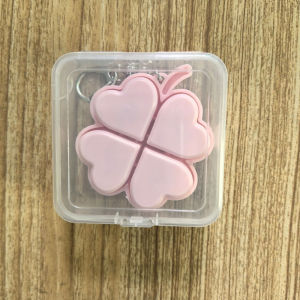 Lucky Four-Leaf Clover Glowing Keychain Portable Finger Clicker Decompression Charm Luminous Backpack Bag Pendant for Gift