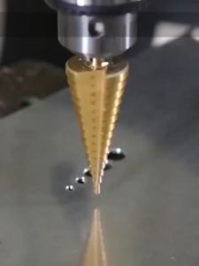 Mata Bor Pagoda Pembuka Lubang 4 -32mm Segitiga Spiral High Speed Steel Titanium