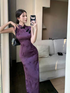 ชุดเดรสยาวผ้าซาตินอะซิเตทพิมพ์ลายชาติพันธุ์จีนใหม่ ทรงเข้ารูป แขนกุด คอตั้ง กระดุม ฤดูร้อน 2025 ชุดเดรสยาวคลุมเข่า