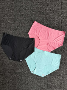ผู้หญิง ชุดชั้นในกีฬาโยคะวิ่งไร้รอยต่อแห้งเร็ว ระบายอากาศได้ดี Moisture Wicking Mid เอว สามเหลี่ยม กางเกงชั้นในหญิง