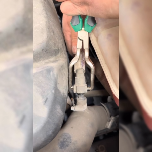 คีมถอดท่อน้ำมัน คีมข้อต่อท่อน้ํามันเบนซิน ขั้วต่อถอดชิ้นส่วนได้อย่างรวดเร็ว คีมตัดท่อ ที่หนีบน้ำมันพิเศษ