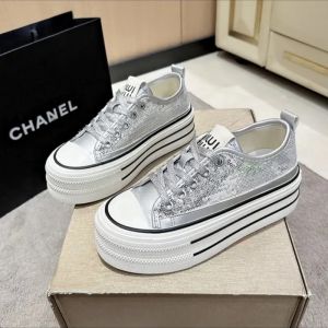 รองเท้าลำลองรองเท้าแฟชั่นบอร์ดระยิบระยับสีเงินแบบบางสำหรับผู้หญิง2024ฤดูร้อน