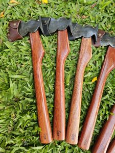 ขวานเหล็ก​แหนบ​แท้​100​%ทรงขวานหงอน (​มุ้ย) ตีตะปู​ ถอนตะปู​ ตัดไม้​ คม3นิ้วสูง5นิ้ว+-นิดหน่อย ใส่ด้ามไม้นาค​บุตร​100%ยาว18นิ้ว