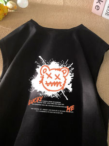 Qu Xun เสื้อสเวตเตอร์ผู้ชายสไตล์อเมริกันหลวมพอดีเสื้อยืดผ้าฝ้ายแขนกุดสําหรับฤดูร้อนแฟชั่นลําลองการออกแบบคอกลมอเนกประสงค์