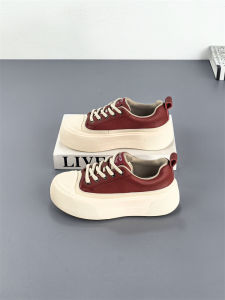 รองเท้าผ้าใบลำลองหนังวัวชั้นบนสีแดงสำหรับผู้หญิง ฤดูใบไม้ผลิ 2025 รองเท้าผ้าใบสีขาวพื้นหนาแบบอเนกประสงค์สไตล์ย้อนยุค รองเท้าส้นเดี่ยวหนังแท้