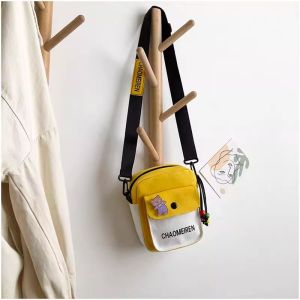 กระเป๋าสะพายข้างผ้าใบลายการ์ตูนน่ารักสำหรับผู้หญิง กระเป๋าใส่โทรศัพท์มือถือสไตล์ญี่ปุ่นและเกาหลี กระเป๋าสะพายข้างลายดอกไม้ขนาดเล็ก วัสดุไนลอน