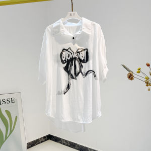 เสื้อเชิ้ตคอโปโลแขนสั้นผู้หญิงหลวมพิมพ์ลายผีเสื้อฤดูร้อน 2025 เสื้อยืดแขนยาวปานกลางสไตล์เกาหลี ทรงหลวม สไตล์ทำงาน