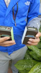 Hộp quẹt bật lửa điện kèm vỏ hộp đụng nghuyên bao dạ quang phát sáng 2in1 cao cấp loại tốt