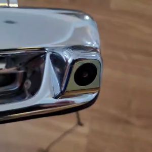 มือเปิดท้ายมีกล้อง กล้อง ถอย หลัง isuzu dmax chevrolet colorado 03-11 อีซูซุ ดีแม็ก ดีแม็ค ดีแมค เชฟโรเลต โคโลราโด โคโลราโด้ 2003-2011 มือเปิดท้าย กล้องมองหลัง มือเปิดฝาท้าย กล้องมองหลังดีแม็ค กล้องหลัง กล้องถอย มุมกว้าง 170 องศา สีดำ ดำ โครเมี่ยม