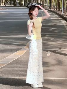 VKSOD | ชุดเสื้อยืดแขนสั้นสีเหลืองสำหรับผู้หญิงในช่วงฤดูร้อนปี 2025 ชุดกระโปรงยาวครึ่งตัวสองชิ้น ทรงเข้ารูป คอกลม แขนสั้น