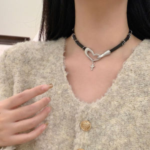 Y2K Millennium Spicy Girl Style Heart Cross Leather Choker Sweet Cool Niche Personality Womens Necklace Lockbone Chain Alloy Pendant