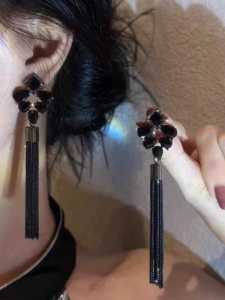 New Chinese Exaggerated Niche Temperament Black Tassel Long Earrings Womens Luxury Noble Popular Net Red Fancy Earrings