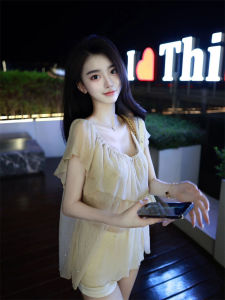 เสื้อเชิ้ตแขนสั้นเปิดไหล่ผ้าชีฟองหลวมๆ สำหรับผู้หญิงในช่วงฤดูร้อนปี 2023 เสื้อเชิ้ตคอวีแขนสั้นทรงหลวมๆ สไตล์เกาหลี