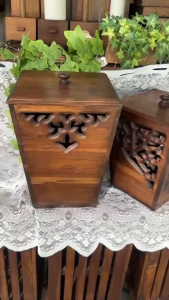 ถังขยะไม้สักแท้ (มีฝาปิด) งานฉลุลายรอบด้าน ระบายอากาศดี มี 2 ขนาด (20/30 ซม.) ถังขยะเอนกประสงค์ แต่งบ้าน โรงแรม