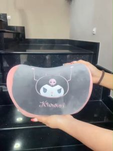 หมอนรองคอน้ำหนักเบา นุ่มมาก ลายน่ารัก Sanrio ปลอกถอดออกซักได้ ไส้หมอนเป็นเมมโมรี่โฟม ยืดหยุ่น คืนตัวได้ดี รูปทรงรองรับพอดีกับศรีษะ - ขนาด 28.5×12×18 cm