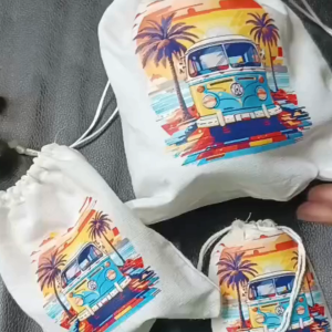Set Kembar Mug & 3 buah Pouch Hadiah Manis yang Serba Seragam